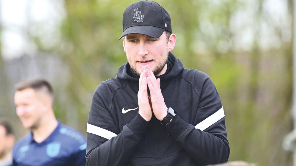 Trainer Rene Akkermann und Blau-Weiß Papenburg mussten sich in ihrer letzten Heimpartie geschlagen geben.  © Foto: Bruins