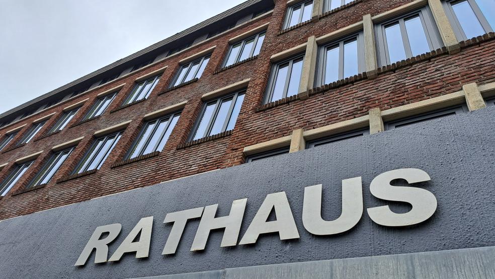 Im Neubau des Leeraner Rathauses wurden mehrere Fensterscheiben durch Steinwürfe beschädigt. Dort befinden sich unter anderem Büros des Sozialamtes. © Szyska