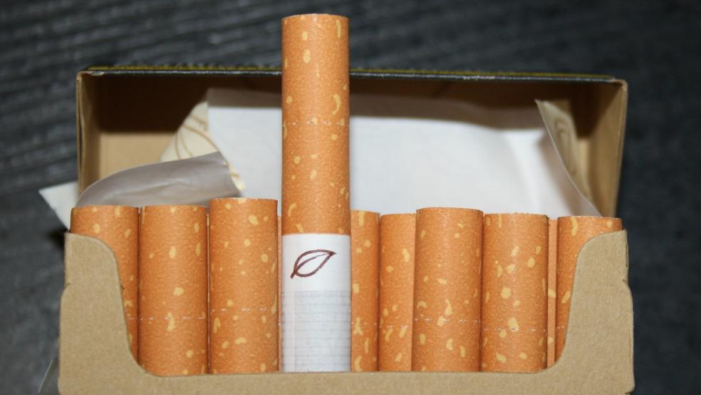 Der Griff zur Zigarettenschachtel (Beispielfoto) auf dem Beifahrersitz eines Wagens löste einen folgenschweren Unfall bei Emden aus. © pixabay