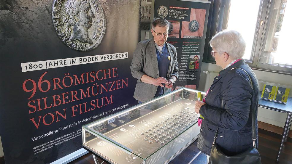 Reges Interesse für die 96 römischen Münzen, die in Filsum gefunden wurden.  © Foto: Jürgens