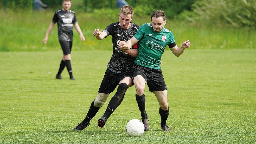 Kapitän Kai Wilken (rechts) und der BSV Bingum wussten sich schon früh gegen Völlenerfehn durchzusetzen.  © Foto: Zuidema