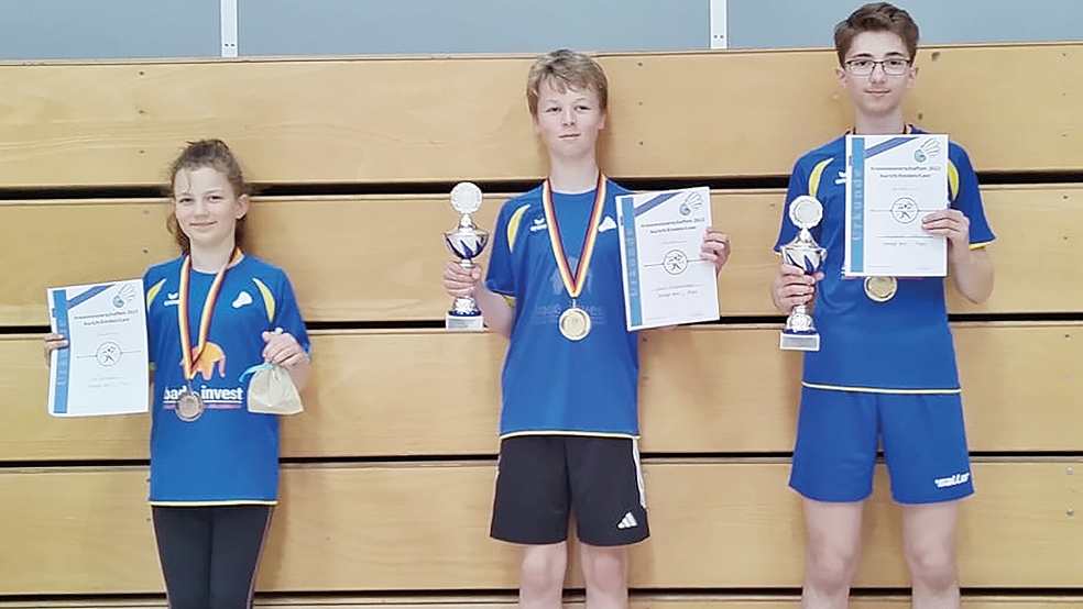 Die erfolgreichen Badminton-Spieler des TuS Weener: Ina Heikens (U13, von links), Joest Metelerkamp (U13) und Christopher Dahms (U15).  © Foto: privat