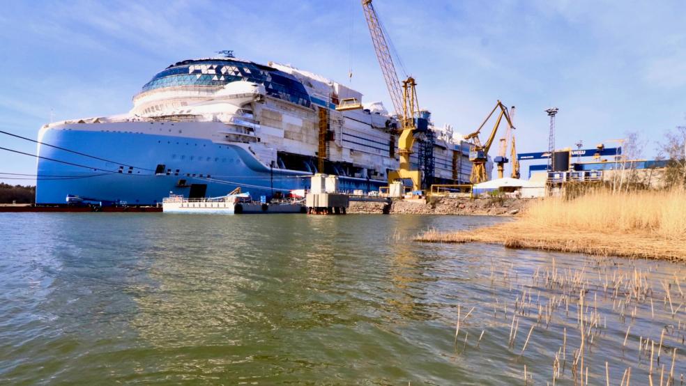 Icon of the Seas“ am Ausrüstungskai von Meyer Turku. ©  Assies