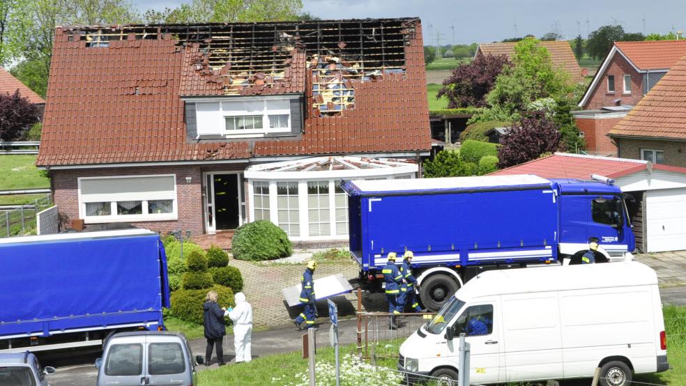 Am Fährweg in Vellage ist gestern Abend ein Feuer in einem Haus ausgebrochen. Heute waren dort Helfer vom THW und zahlreiche Polizeikräfte im Einsatz und stellten Utensilien einer Drogen-Farm sicher. © Wolters