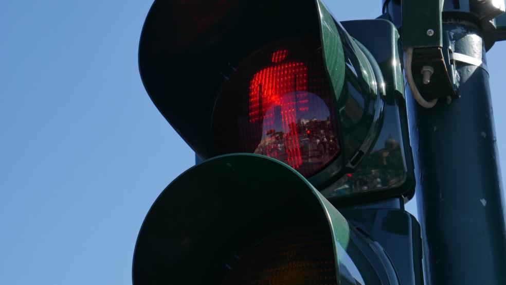 Die Fertigstellung der Fußgänger-Ampel in Weener lässt weiter auf sich warten.  © Pixabay