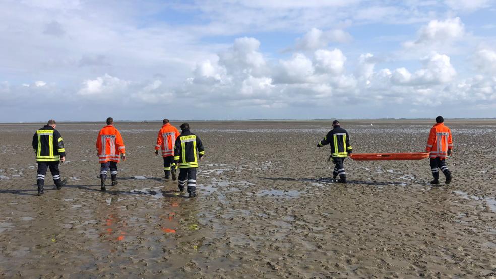 Mit einer Schleifkorbtrage machten sich die Helfer auf den Weg ins Watt. © Gutbier-Wach/Feuerwehr Baltrum