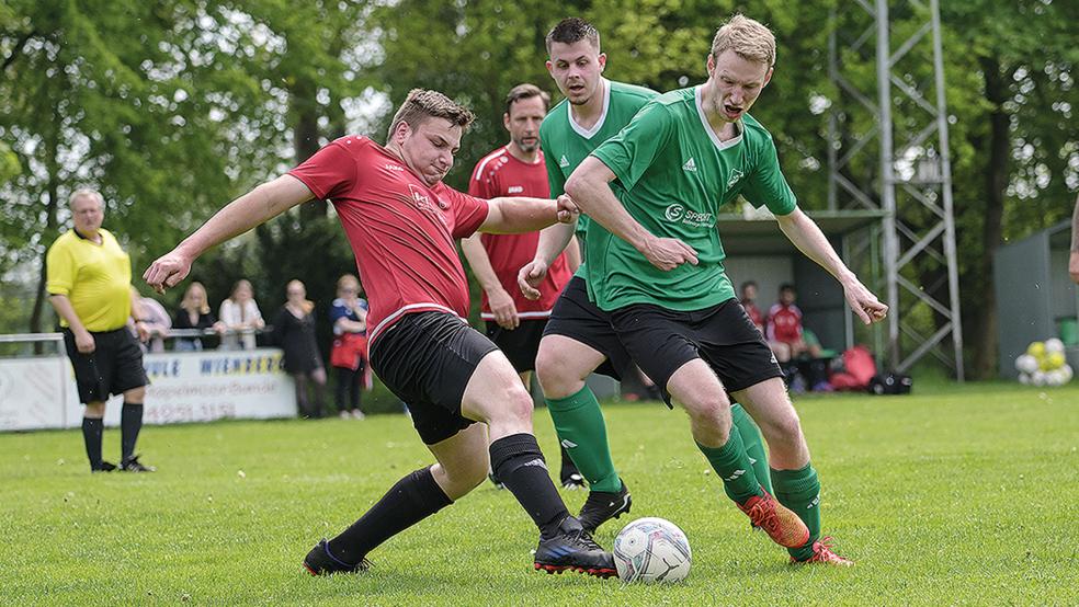 Joost Groeneveld (links, Bunde III) bekämpft hier Stapelmoors Lars Buntjer, der das 1:1 durch Uwe Otten mit einer Flanke vorbereitete.  © Fotos: Bruins