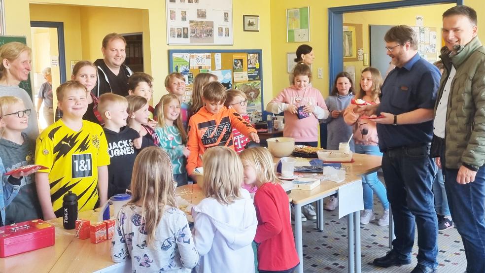 Die 4. Klasse freute sich sehr über den Besuch Bürgermeister Uwe Sap (von rechts) und Pastor Ard Nap.  © Foto: privat