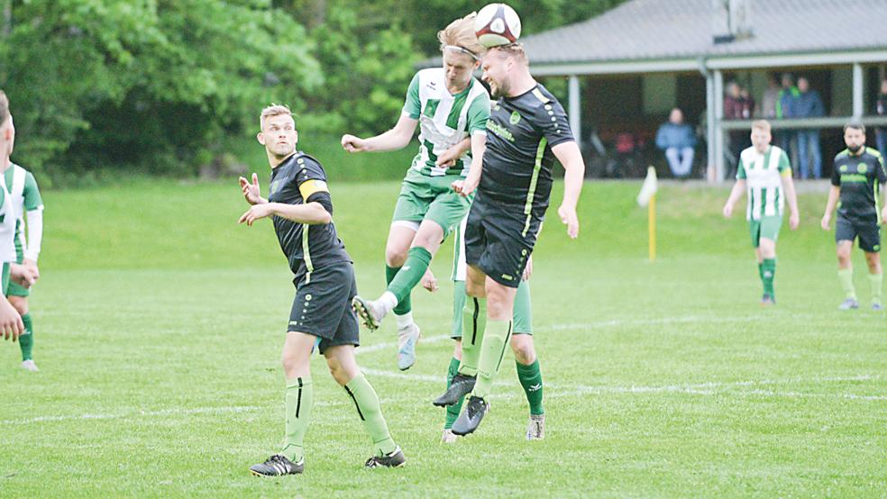 Lukas Yzer (Mitte) konnte dieses Kopfballduell gegen Heisfeldes René Reents nicht gewinnen, erzielte aber zwei Tore.  © Foto: Born