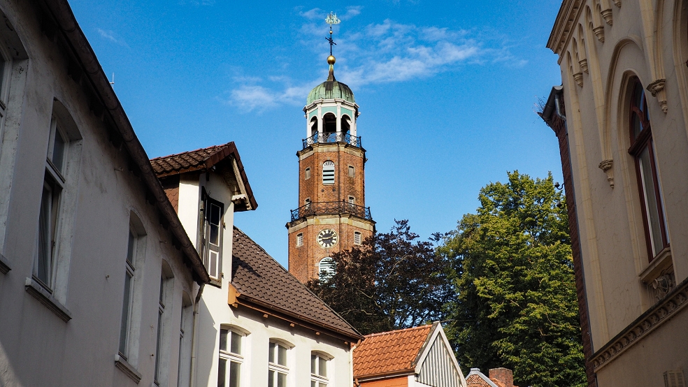 Die Sanierung von Dach, Fassade und Kirchenfenstern des barocken Baus der Großen Kirche in Leer wurde mit 15.000 Euro gefördert. © Landeskirche/Preuß
