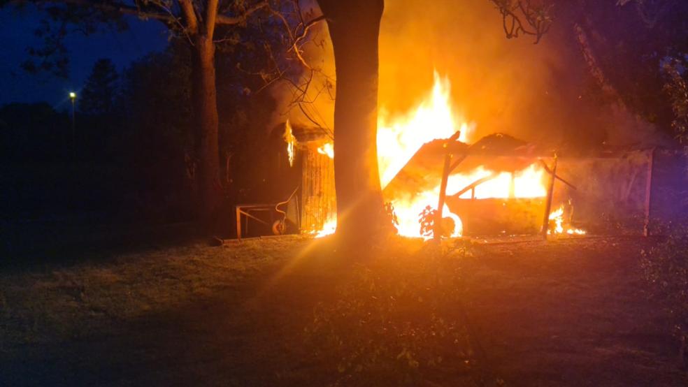 Als die Feuerwehr vor Ort eintraf, stand die Garage schon in hellen Flammen. © Feuerwehr