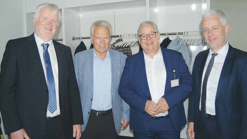Dr. Marthin Winter (links) verabschiedete sich jetzt in den Ruhestand. Seine Arbeit im Klinikum würdigten (von links) der Ärztliche DIrektor Dr. Hans-Jürgen Wietoska, Klinikum-Geschäftsführer Holger Glienke und Landrat Matthias Groote.  © Foto: Hoegen
