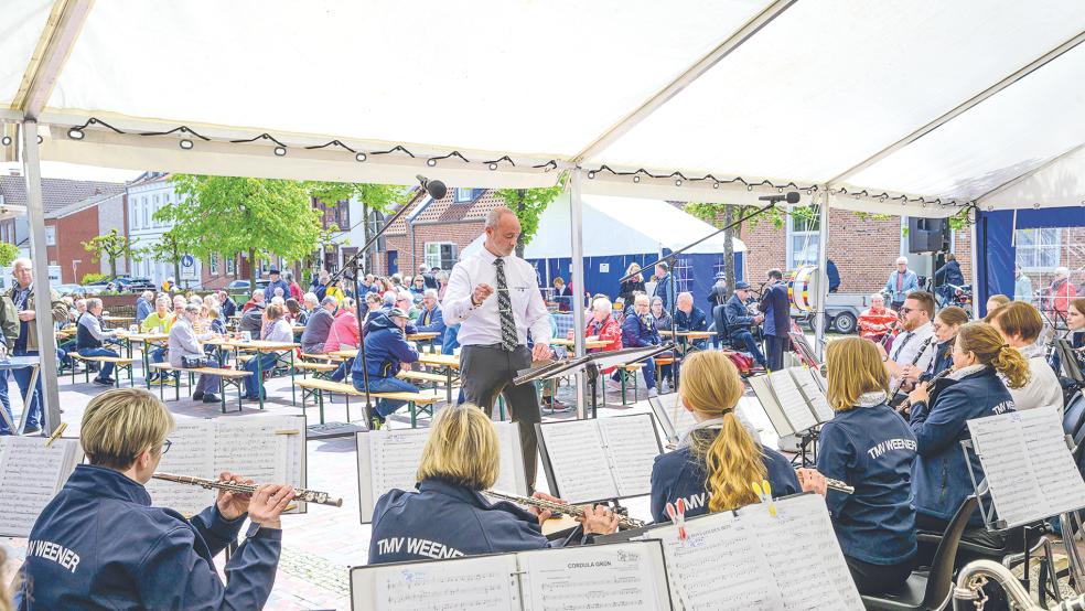 Ingo Schmidt dirigierte die TMV-Orchester beim Hafenkonzert. © Bruins