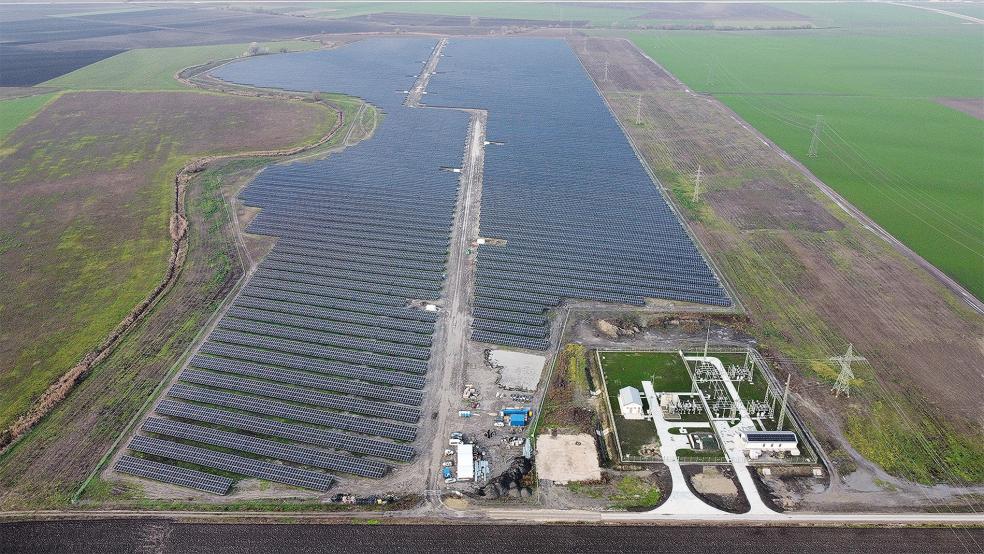 Einen Solarpark wie hier in den ungarischen Gemeinde Gerjen, der im Februar in Betrieb genommen wurde, will die IBC Solar AG an der Autobahn 31 in Holtgaste errichten.  © Foto: MET Group