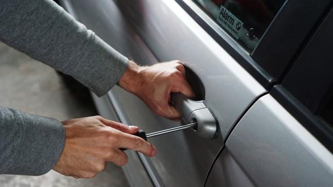 Sechs Fahrzeuge beschädigt und aufgebrochen