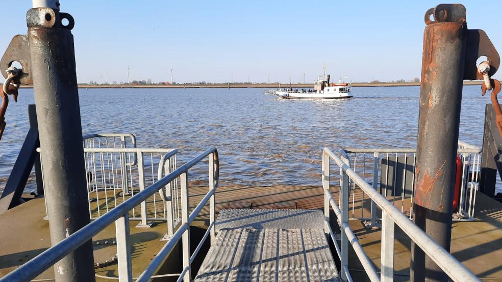 Die letzten beiden Fahrten der Emsfähre am heutigen Freitag (18.30 ab Ditzum und 19 Uhr ab Petkum) fallen tidebedingt aus. Am Sonntag können die ersten Fahrten (9 Uhr ab Ditzum und 9.30 Uhr ab Petkum) nicht stattfinden.    © Szyska