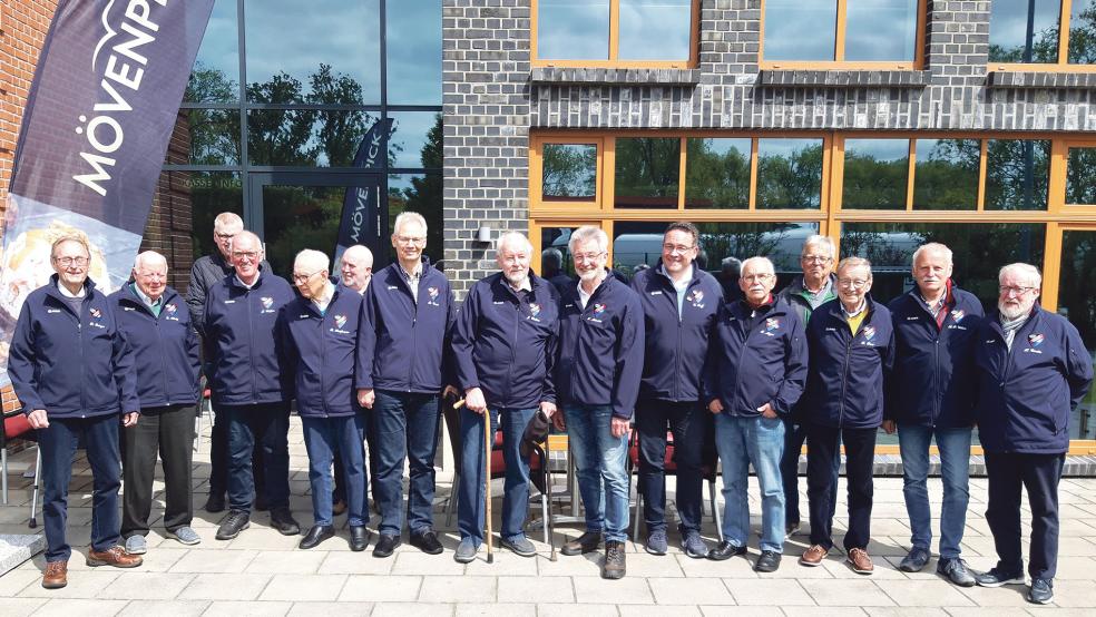 Das Ziel der traditionellen Vatertags-Tour des Männergesangvereins »Liedertafel Harmonie« aus Weener war das »Miniaturland« in Leer.  © Foto: privat