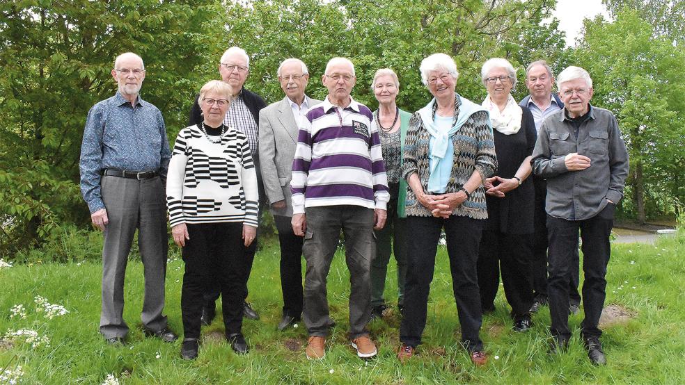 Erinnerungsfoto im Grünen mit zehn ehemaligen Realschülerinnen und -schülern, die sich 66 Jahre nach der Schulentlassung wieder in Weener trafen (von links): Dr. Hermann-Diedrich Züchner, Hermine Gelin-Kowallis (geborene Kuhnt), Jan-Dieter van Hoorn, Dieter Kurth, Bernhard Brüning, Gertrud Böker (geborene Schilke), Maria Kruse, Magda Treu (geborene Doeden), Forster Bernhard und Dr. Lutz Albers. Auf dem Foto fehlt Werner Zinke, der nachmittags anreiste.  © Foto: Kuper