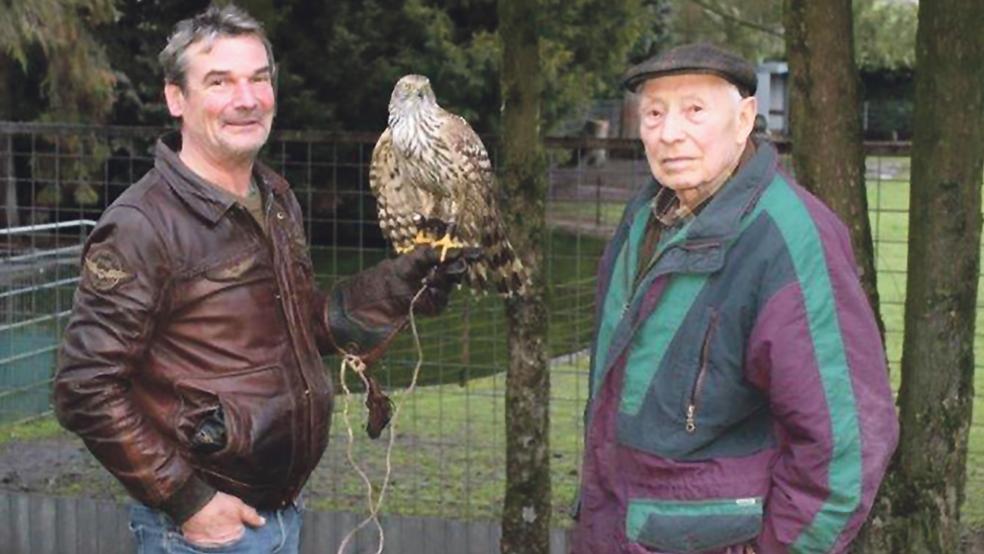 Glücklich vereint: Andreas Neumann mit seinem Habicht »Trenk« (links) und der Entdecker Heinz Wobben.  © Foto: Gerd Hopmann