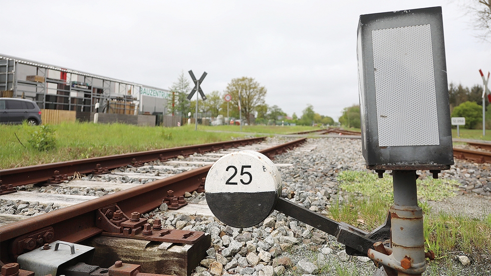 Bislang können nur Güterzüge die im Jahr 2008 reaktivierte Bahnstrecke von Aurich nach Abelitz nutzen.  © Foto: Banik