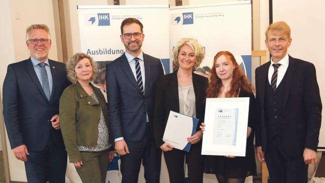 Auszeichnung für Fachlageristin Yasmin Waldecker