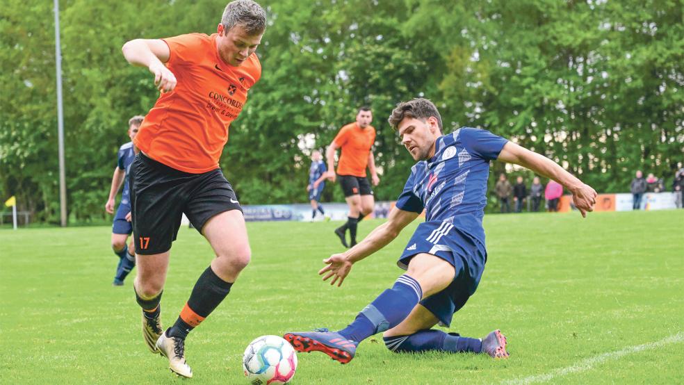 Marco Dreesmann (links) schafft es in dieser Szene an Möhlenwarfs Anatoli Elzen vorbei.  © Foto: Bruins