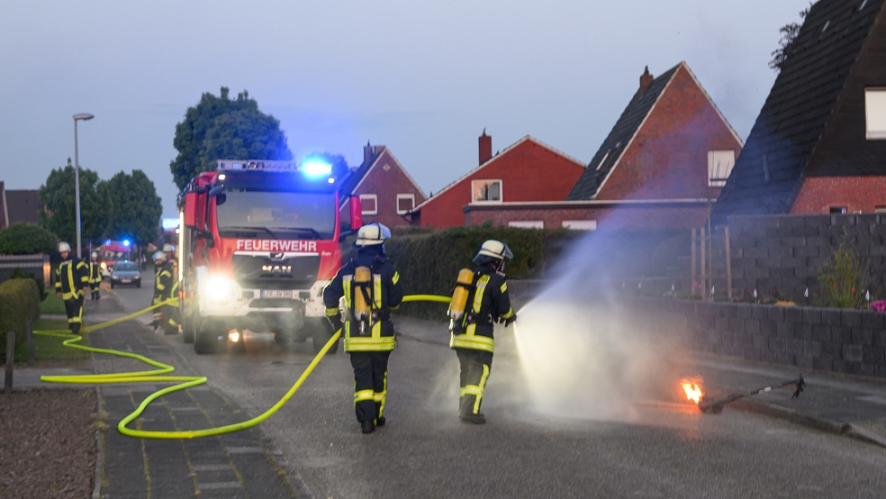Die Feuerwehr rückte am Freitagabend in den Lüchtenborger Ring in Möhlenwarf aus. Abschnittsleiter Ernst Berends, der als erster vor Ort war, konnte den brennenden E-Scooter noch aus der Küche nach draußen befördern und somit Schlimmeres verhindern.  © Bruins
