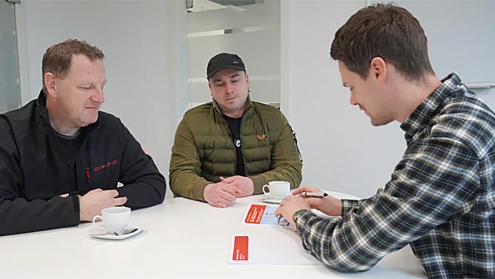 Bei der Bearbeitung der Unterlagen für die Umschulung (von links): Gerrit Twellaar und Gregor Cebula mit Niklas Plaisier von der Agentur für Arbeit.  © Foto: Scheljagin (Agentur für Arbeit)