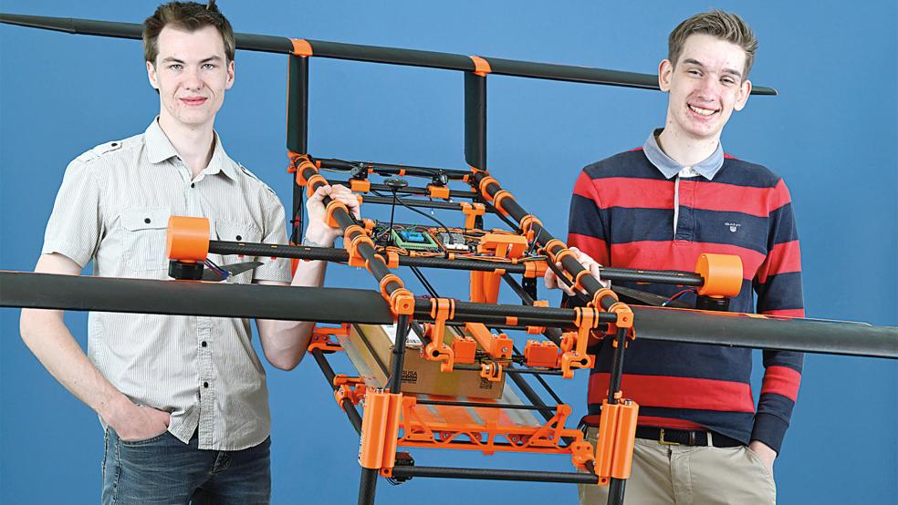 Mit ihrer Transportdrohne heimsten Rupert Ihering aus Weener (rechts) und Jann Sander aus Backemoor beim 58. Bundeswettbewerb »Jugend forscht« in Bremen den »Preis für eine Arbeit auf dem Gebiet der Technik« ein.  © Foto: Stiftung »Jugend forscht«