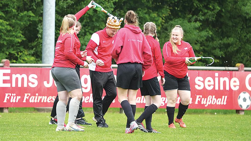 Krönung und Sektdusche für den König: Nils Hofmann wurde von seinen Spielerinnen gebührend gefeiert. Zwölf Jahre lang hatte er sich als Trainer um den Mädchen- und Frauenfußball in Jemgum gekümmert.  © Fotos: Zuidema