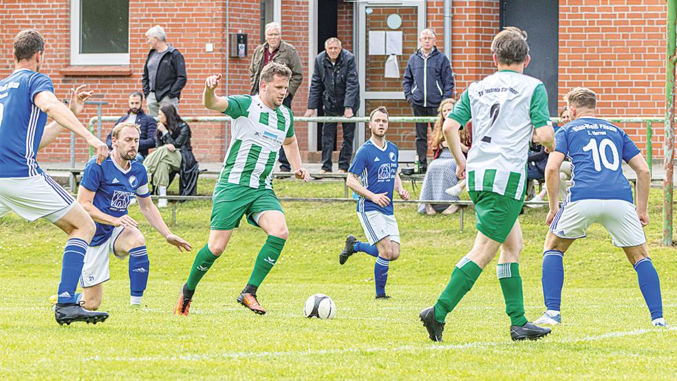 Steffen Post (am Ball) besorgte das 2:0 für Teutonia Stapelmoor.  © Foto: Jungeblut