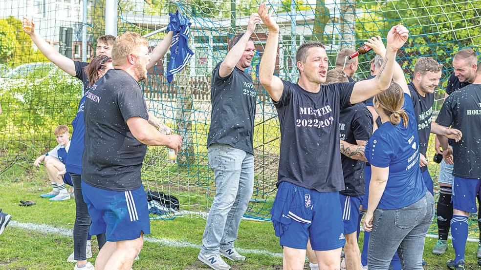 Der TuS Holthusen feiert den Meistertitel in der Ostfrieslandklasse D4.  © Foto: Jungeblut