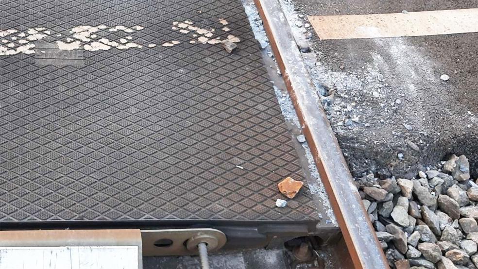 Reste überfahrener Steine am Bahnübergang. Der Zug wurde durch die Aktion leicht an einem Radkasten beschädigt.  © Foto: Bundespolizei