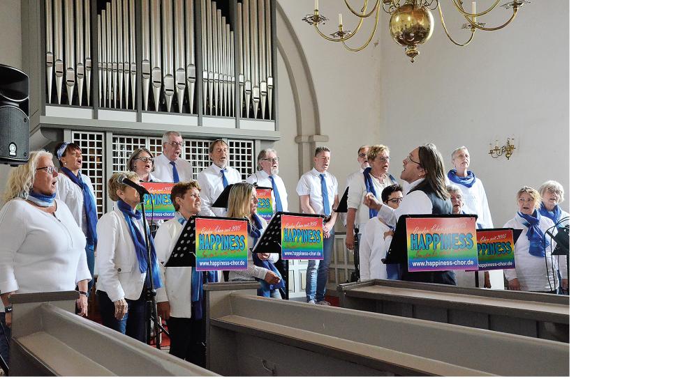 Voller Sing- und Spielfreude präsentierte sich der Gospelchor »Happiness« unter der Leitung von Peter Zimmermann in der evangelisch-reformierten Kirche in Ditzum.  © Foto: Ammermann