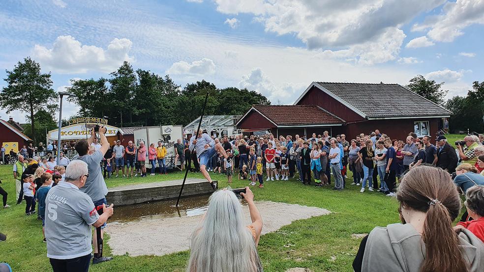 Auch das traditionelle Pulsstockspringen steht während des Pfingstmarktes in Ditzumerverlaat wieder auf dem Programm.  © Foto: Gemeinde Bunde