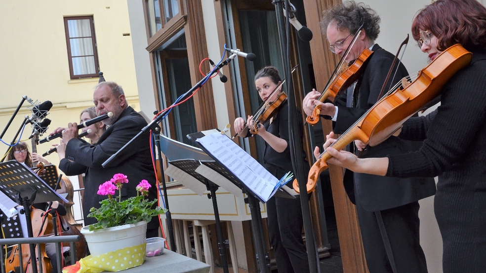»Le Chardon« füllte die Dachterrasse des Organeums mit klassischer Musik. Rund 90 Besucher verfolgten das Maienfest.  © Fotos: Ammermann