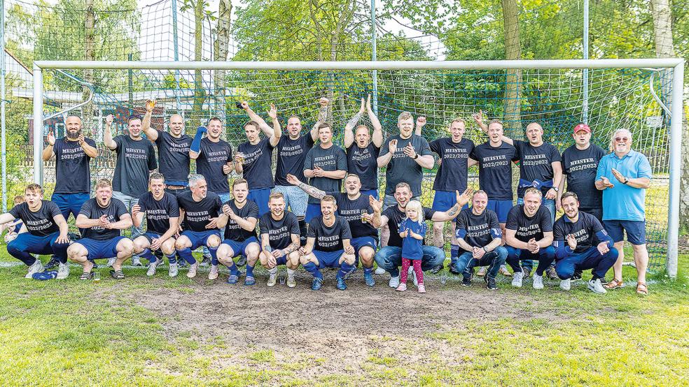 Die Meistermannschaft des TuS Holthusen erfährt jede Menge Unterstützung von außen. Nach dem 1:0-Sieg gegen den SV Ems Jemgum II ist ihr der erste Platz in der Ostfrieslandklasse D4 nicht mehr zu nehmen.  © Foto: Jungeblut