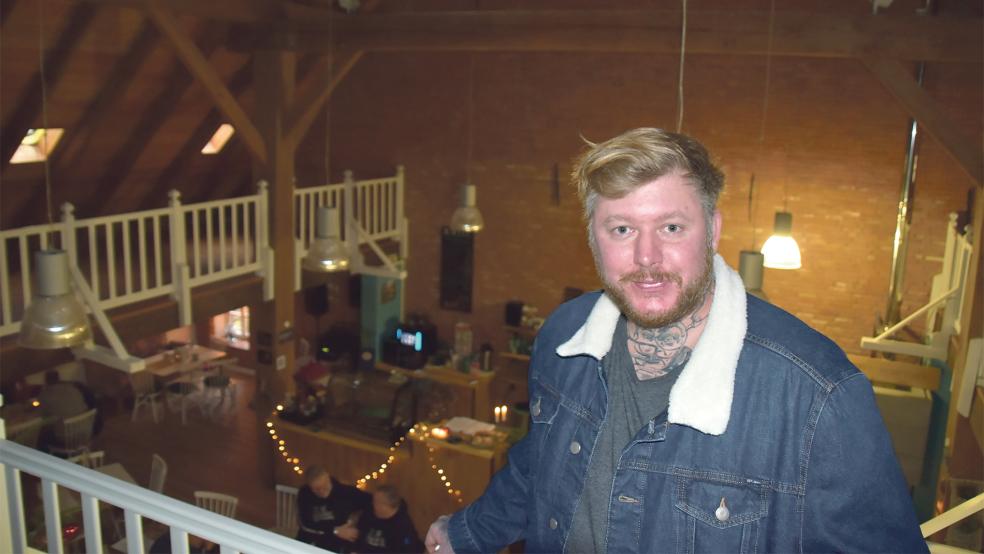 Influencer Wilke Zierden im Café »Kluntje« in Mitling-Mark, das am Wochenende geschlossen wird.  © Fotos: Ammermann