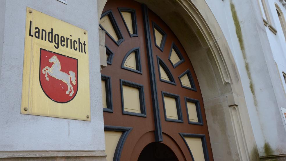 Ein 38-jähriger Mann muss sich wegen gefährlicher Körperverletzung vor dem Landgericht Aurich verantworten. Er hatte drei Schüsse mit einer Pistole auf seine Frau abgegeben. Die 25-Jährige wurde zum Glück dabei nicht ernsthaft verletzt.  © Foto: Hanken