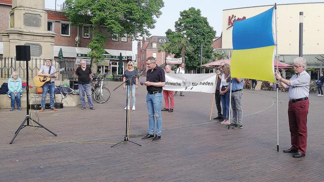 64 Mahnwachen gegen den Krieg