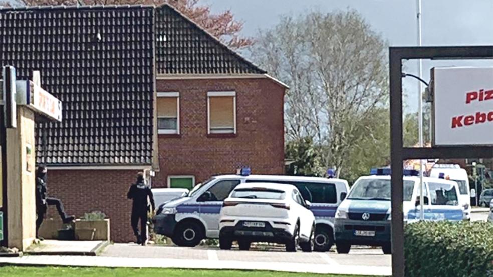 Mit einem großen Aufgebot an Polizeikräften wurde am 25. April eine Sportsbar in Veenhusen durchsucht.  © Foto: privat