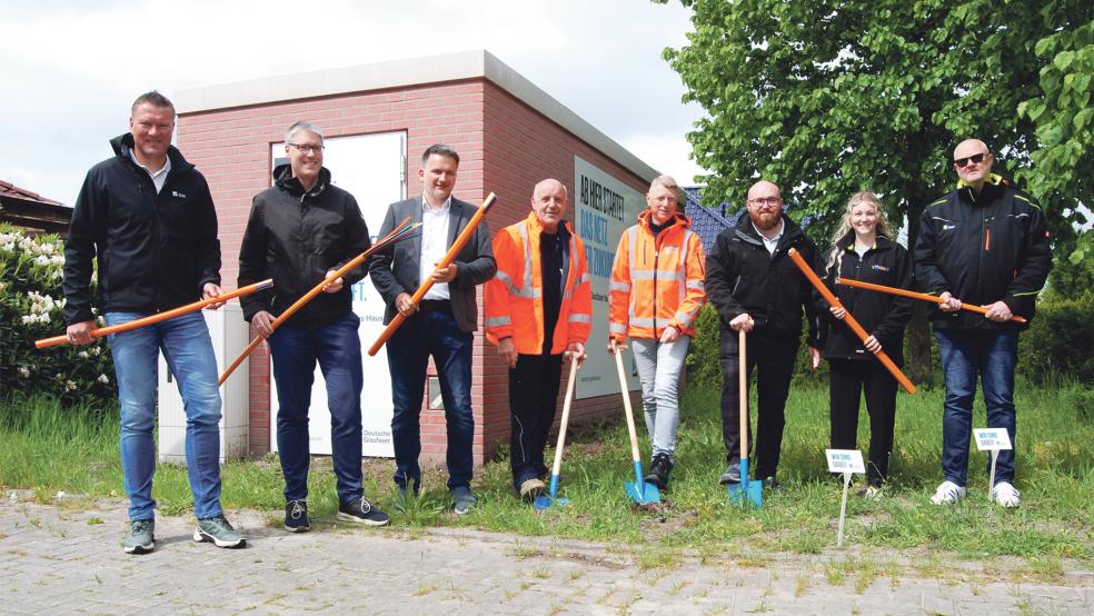 Beim symbolischen Spatenstich: Von links Projektmanager Andreas Hüring, die beiden Bürgermeister Heiko Abbas und Uwe Sap, die Bauleiter Jürgen Kerstholt, Heinz Berens und Stefan Edelburg, Lynn Berens und Teamleiter Thomas Engbers.  © Foto: Hoegen