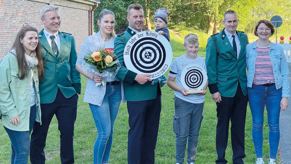 Das Königshaus des Schützenvereins Diele und Umgebung 2022/2023 (von links): Martje und Arno Broers, Sonja und Martin Wilkens mit Sohn Jonas, Bente Sterrenberg, Matthias und Anja Meyer.  © Foto: Schützenverein Diele
