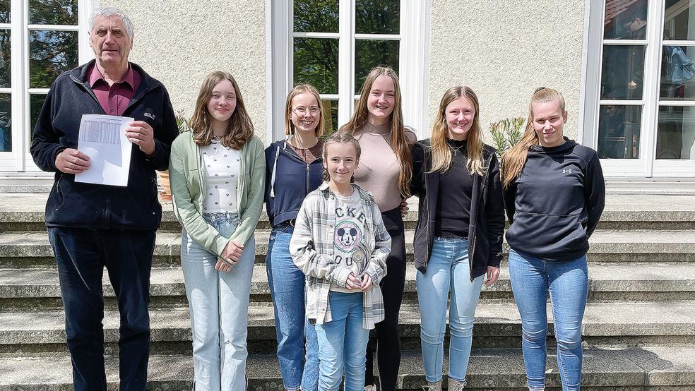 Hermann Schmitz (Trainer), Maya Thormann, Miriam Evering, Eva Niehaus, Esther Ambraß, Liv Brinker (Schachspielerinnen) und Pia Geiger (Mannschaftsbetreuerin) freuen sich über das gute Abschneider der Mannschaft.  © Foto: privat