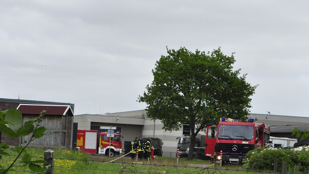 Die Feuerwehr Leer bei ihrem Einsatz auf dem Gelände der Evenburg-Kaserne.  © Wolters
