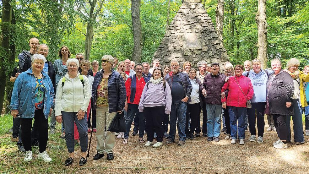 Auf den Spuren der friesischen Freiheit: Zu einem Erinnerungsfoto stellten sich Gäste und Gastgeber am Upstalsboom-Denkmal in Aurich-Rahe zusammen.  © privat