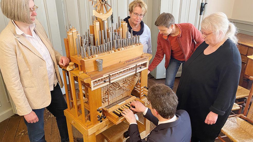 Fast wie in der Schule gibt Organeumsleiter Winfried Dahlke auf der verbesserten Klassenzimmer-Orgel ein kleines Konzert für (von links) Marie-Christina Jhering und Karin Vry (Förderkreis), Orgelbaumeisterin Ingrid Noack und Francien Janse-Balzer (1. Vorsitzende des Förderkreises).  © Foto: Kuper