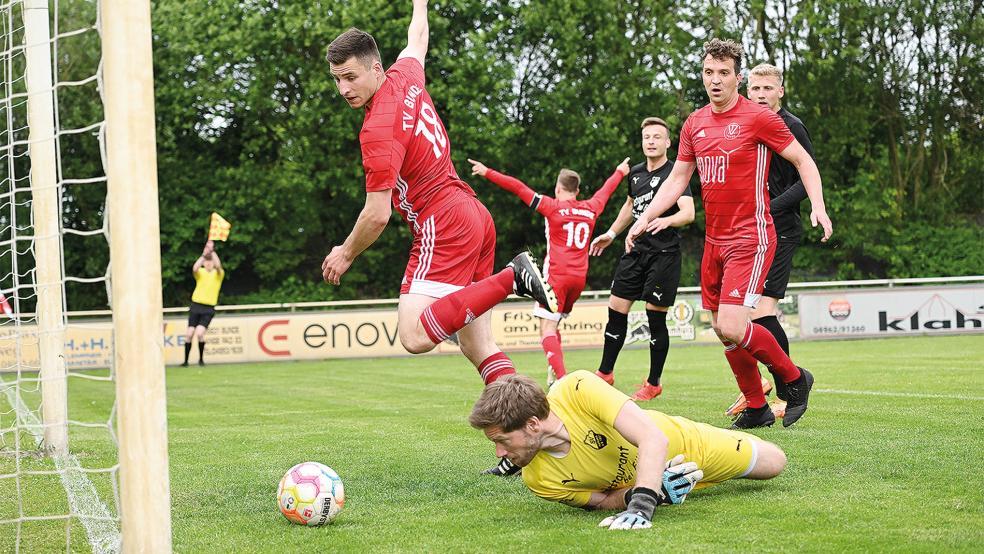 Christoph Buse (Bildmitte) sorgt hier für das vermeintliche 1:0 - doch im Hintergrund geht die Fahne hoch.  © Foto: Bruins