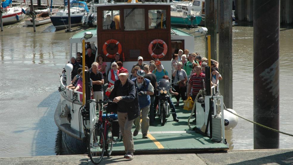 Aufgrund des zu erwartenden Aufkommens an Radfahrern und Fußgängern über Pfingsten und der Einschränkungen bei Niedrigwasser sei eher nicht mit der Mitnahme von Autos und anderen Kraftfahrzeugen auf der Emsfähre zu rechnen, so die Kreisbehörde. © Szyska (Archivbild)