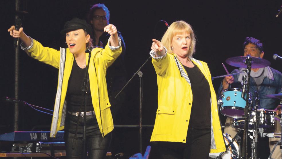 Annie Heger (links) und Insina Lüschen alias »Die Deichgranaten« bei ihrem Auftritt im Leeraner Zollhaus.  © Foto: Ammermann
